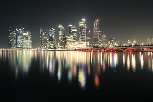 Singapur, Skyline von Singapur bei Nacht - STCF000095