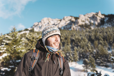 Spanien, Naturpark Cadi-Moixero, lächelnder Mann in den Bergen, lizenzfreies Stockfoto