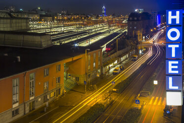 Deutschland, München, Hauptbahnhof bei Nacht - NK000229