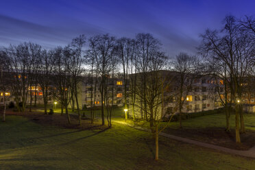 Deutschland, Bremen, Ziehende Wolken über einem Wohnblock am Abend - NK000232