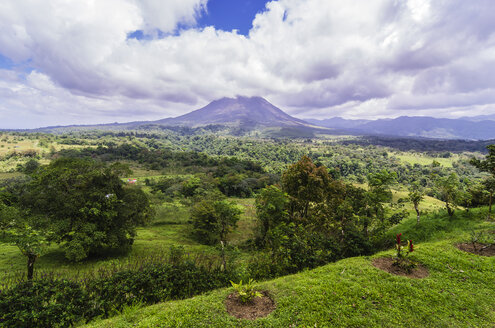 Costa Rica, Arenal Volcano National Park, Blick auf den Vulkan Arenal - THAF001258