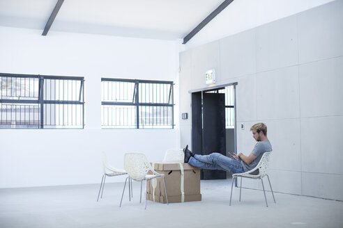 Kreative Büro Mann entspannt auf einem Stuhl und Boxen - ZEF003012