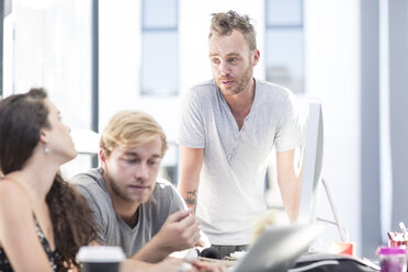 Creative office people having a casual discussion at desk - ZEF003090