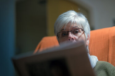 Ältere Frau mit Zeitung, Blick in die Kamera - FRF000205