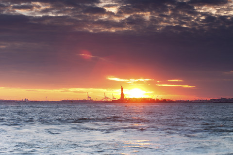 USA, New York, New York City, Manhattan, Freiheitsstatue bei Sonnenuntergang, lizenzfreies Stockfoto