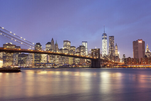 USA, New York, New York City, Manhattan, Brooklyn Bridge and skyline at dusk - FPF000038