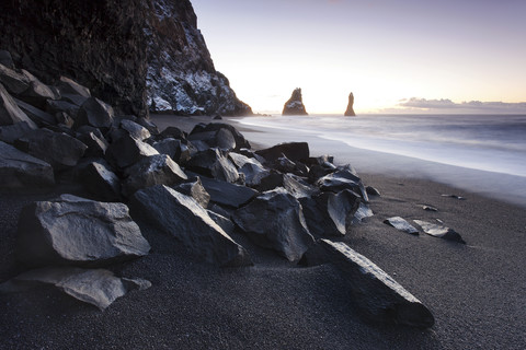 Island, Sudurland, Myrdalur, Vik i Myrdal, Felsnadeln Reynisdrangar, lizenzfreies Stockfoto