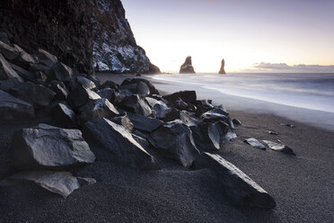 Island, Sudurland, Myrdalur, Vik i Myrdal, Felsnadeln Reynisdrangar - FPF000043