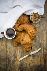 Croissants, Feigenmarmelade, Messer und eine Tasse schwarzer Kaffee - LVF002900