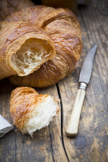 Croissants und Messer auf Holz - LVF002901