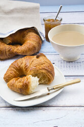 Französisches Frühstück mit Croissant, Cafe au lait und Feigenmarmelade - LVF002903