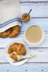 Französisches Frühstück mit Croissant, Cafe au lait und Feigenmarmelade - LVF002904