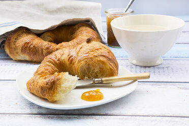 Französisches Frühstück mit Croissant, Cafe au lait und Feigenmarmelade - LVF002905