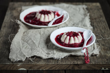 Panna Cotta with raspberry sauce - SBDF001674