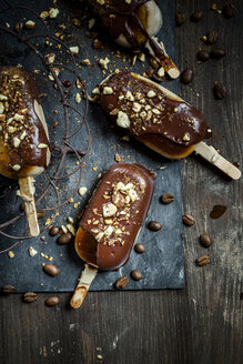 Espresso- und Kokosnusscreme-Eislutscher mit Schokolade und gerösteten Mandeln - SBDF001677