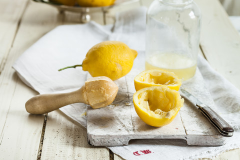Frische Zitronen für die Limonadenherstellung, lizenzfreies Stockfoto