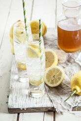 Hausgemachte Limonade mit einer Flasche Sirup und Zitronen - SBDF001695