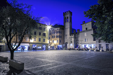 Italien, Riva del Garda, Menschen sitzen im Restaurant, im Freien - VT000403