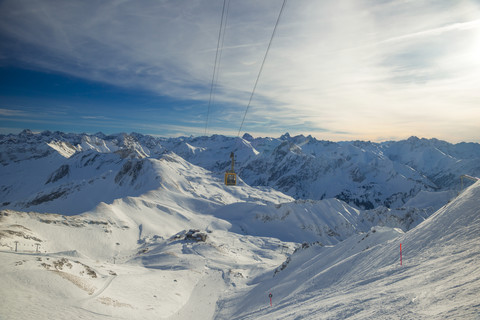 Deutschland, Allgäu, Bergpanorama mit Nebelhorn und Bergstation Hoefatsblick, lizenzfreies Stockfoto