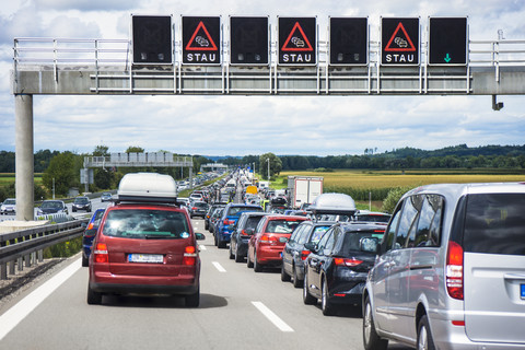 Deutschland, Bayern, Stau auf der Autobahn A9 zwischen München und Nürnberg, lizenzfreies Stockfoto