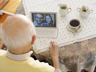 Videokonferenz zwischen Großvater und Enkelkindern über ein digitales Tablet - LAF001326