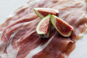 Parma ham and three slices of fig - CSF024601