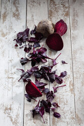 Beetroot and leaves on wood - CSF024619