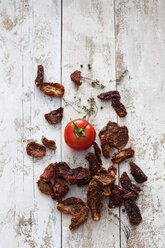 Dried and fresh tomatoes on wood - CSF024627