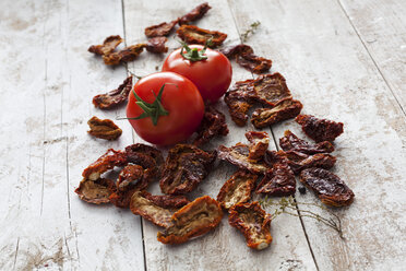 Dried and fresh tomatoes on wood - CSF024628