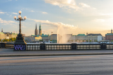 Deutschland, Hamburg, Binnenalster, Blick von der Lombardbrücke im Abendlicht - RJF000397