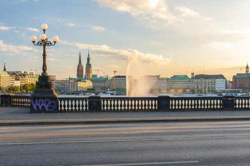 Deutschland, Hamburg, Binnenalster, Blick von der Lombardbrücke im Abendlicht - RJF000397