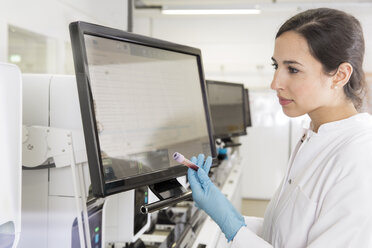 Scientist working in laboratory - FKF000893