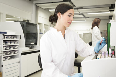 Scientists working in laboratory - FKF000897