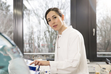 Young scientist working in laboratory - FKF000920