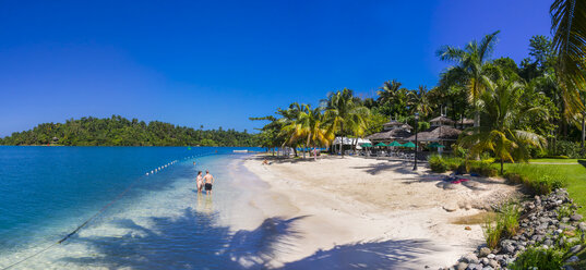 Jamaika, Port Antonio, Errol Flynn Marina, Menschen am Strand - AMF003829