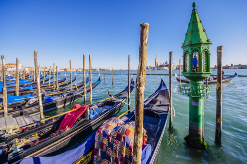 Italien, Venedig, Gondeln an einer Anlegestelle - THAF001232