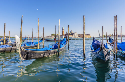 Italien, Venedig, Gondeln an einer Anlegestelle - THAF001265