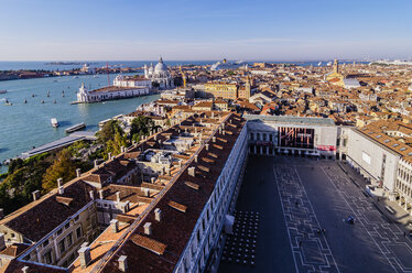 Italien, Venedig, Blick auf den Markusplatz - THAF001236