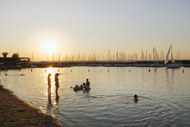 Österreich, Burgenland, Rust am Neusiedlersee, Badeplatz und Yachthafen bei Sonnenuntergang - SIEF006486