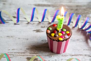 Geburtstagsmuffin mit Schokoladenknöpfen und brennenden Kerzen - SARF001407