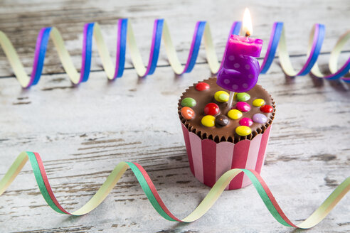 Geburtstagsmuffin mit Schokoladenknöpfen und brennenden Kerzen - SARF001413