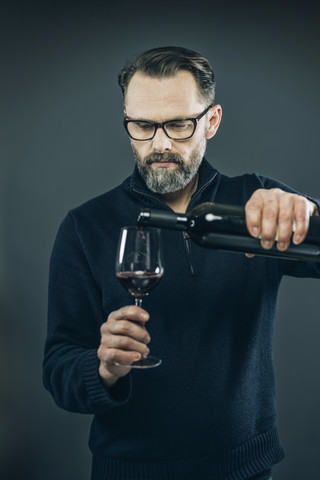 Mann verkostet Rotwein, lizenzfreies Stockfoto