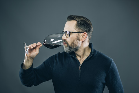 Mann verkostet Rotwein, lizenzfreies Stockfoto