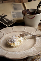 Reste von Brötchen mit Schlagsahne, eine Tasse heiße Schokolade und alte Fotografien - CSTF000872