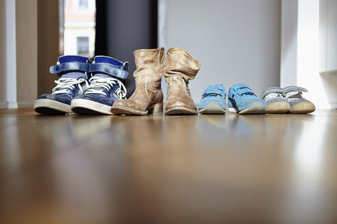 Row of shoes of a family - RHF000554
