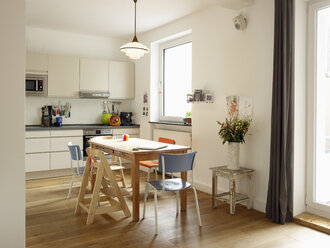 Interior of domestic kitchen - RHF000555