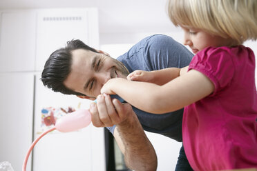 Father and daughter playing with balloons - RHF000567