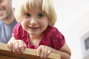 Glückliches kleines Mädchen in der Küche mit Vater - RHF000568