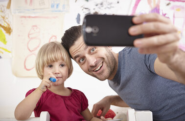 Vater und Tochter machen Selfie mit Smartphone - RHF000591