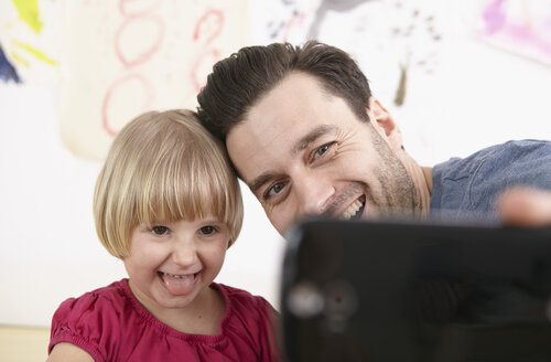 Vater und Tochter machen Selfie mit Smartphone - RHF000592